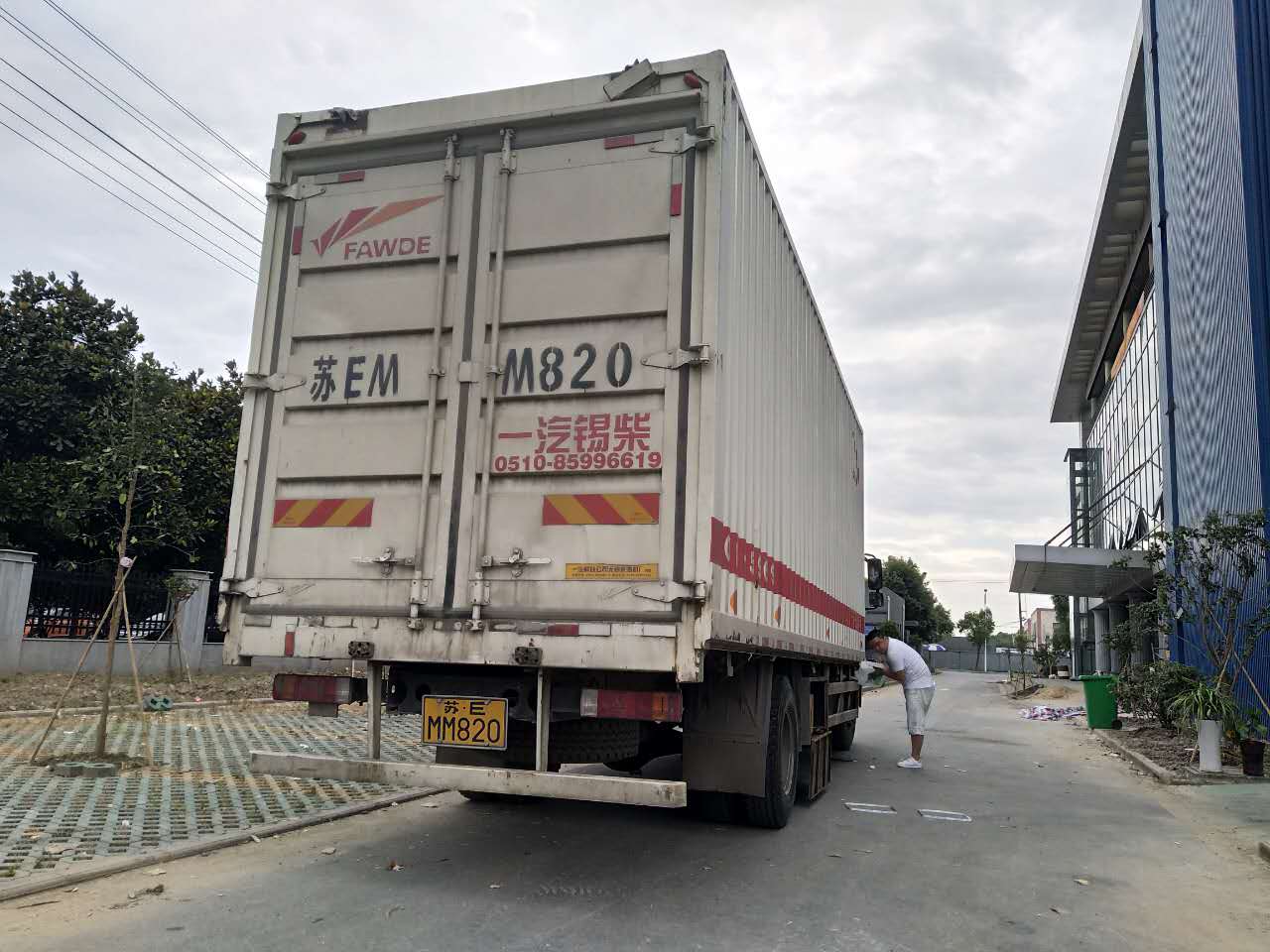 为设备安全，我司特使用加长加高版厢式货车！